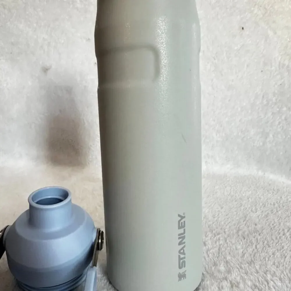 Stanley 24oz Insulated Water Bottle Green Flip Lid BPA Free  Description: - Picture 7 of 8